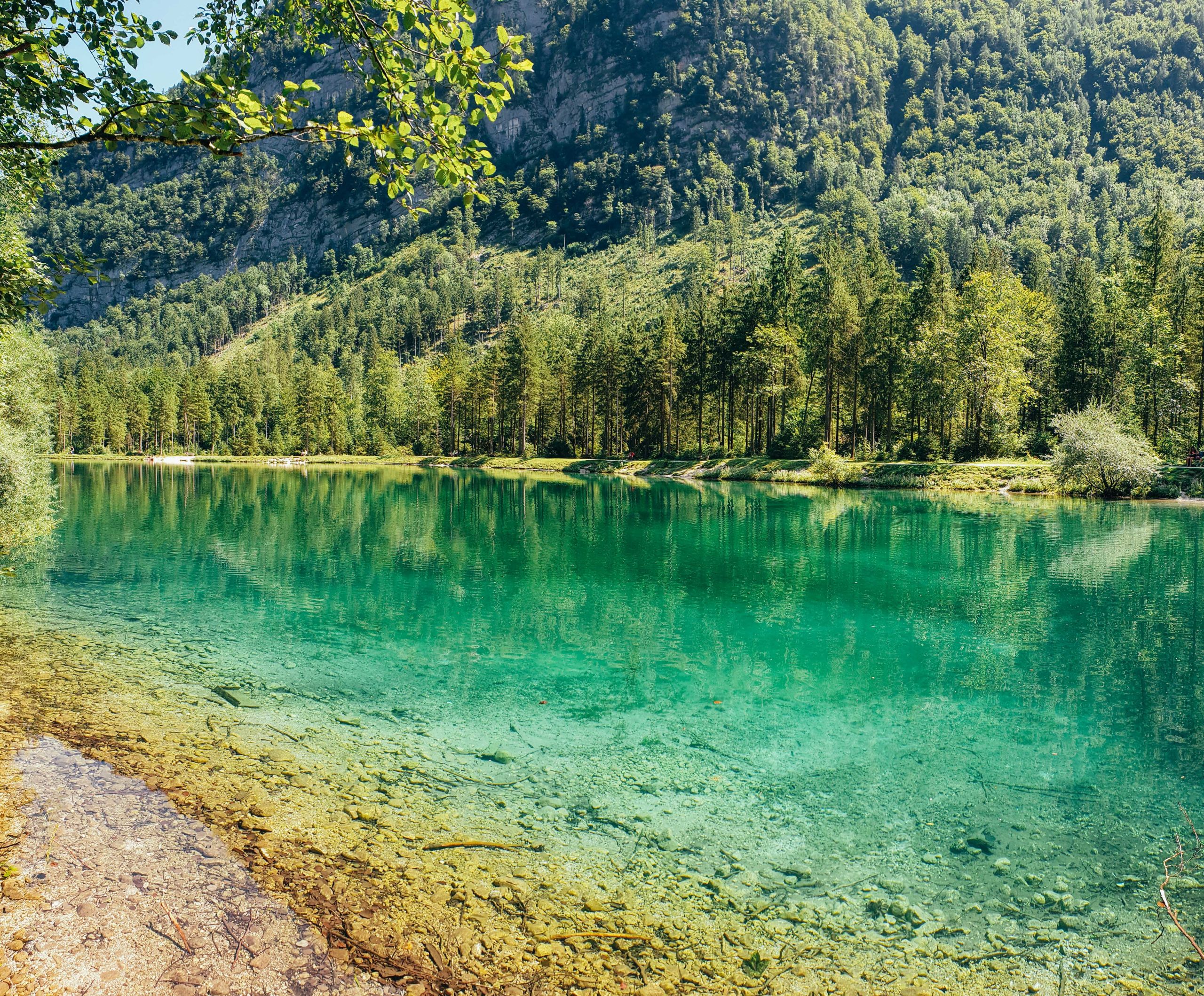 Piccolo lago alpino con acqua verde smeraldo a Salisburgo, Austria.
